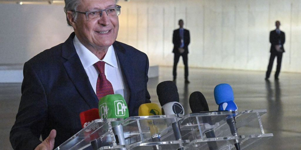 “Só faltam os escandalosos juros caírem”, defende Alckmin – Artigo de Exemplo