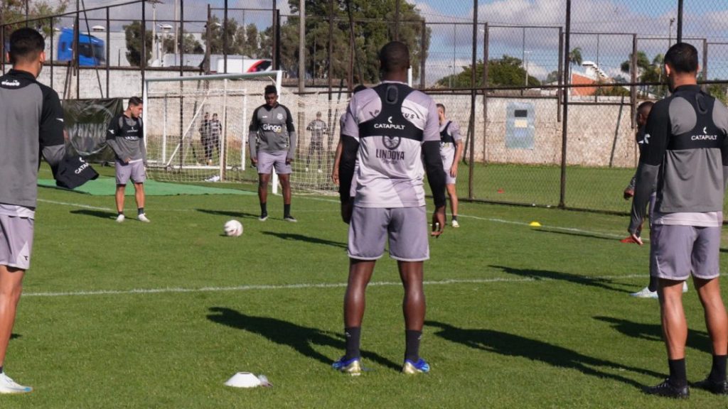 Valentim ganha trio de volta e estuda mudanças na Ponte Preta para encarar o Maringá