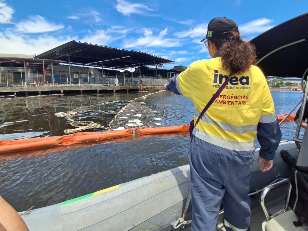 Incêndio em fábrica causa vazamento de óleo na Baía de Guanabara
