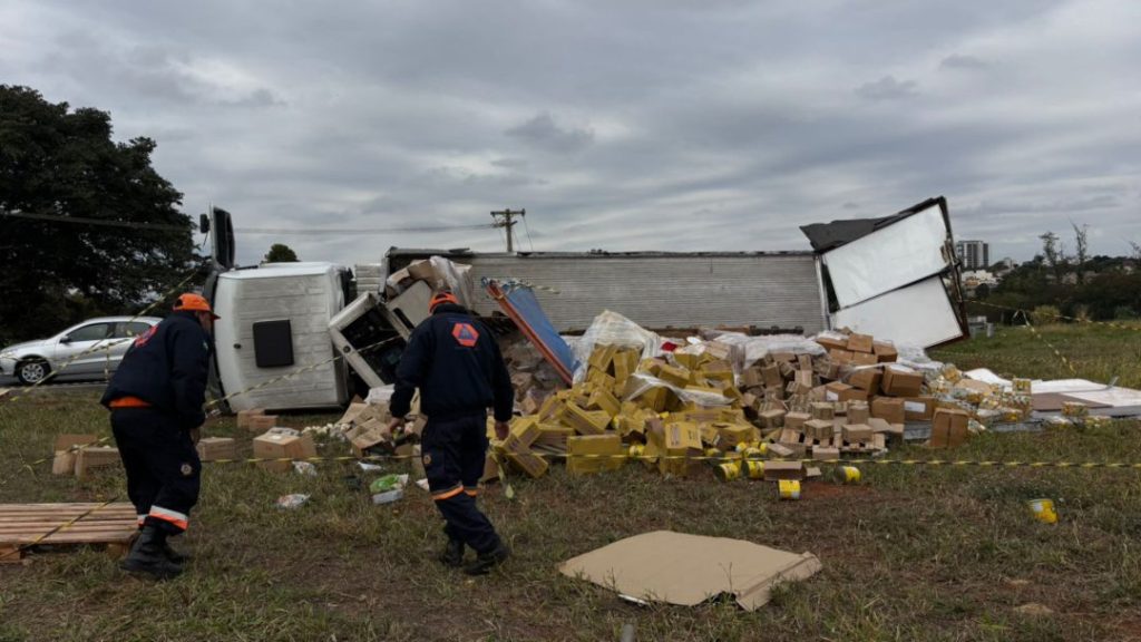 Caminhão de alimentos perecíveis tomba na SP-332 em Paulínia