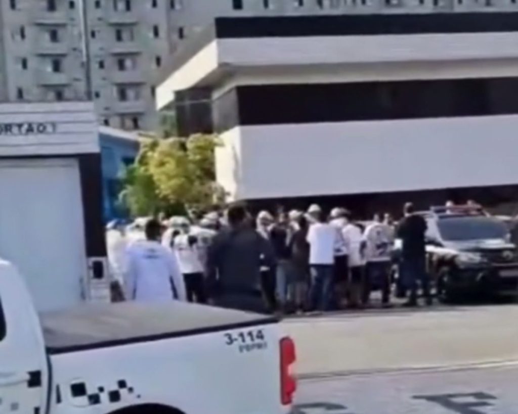 Torcida do Santos FC invade CT após derrota por 6 a 0