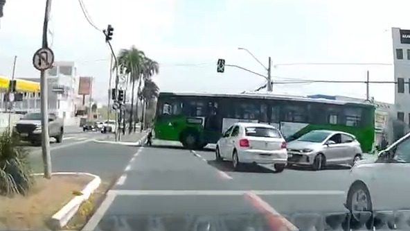Motorista de ônibus é atropelado ao tentar segurar veículo