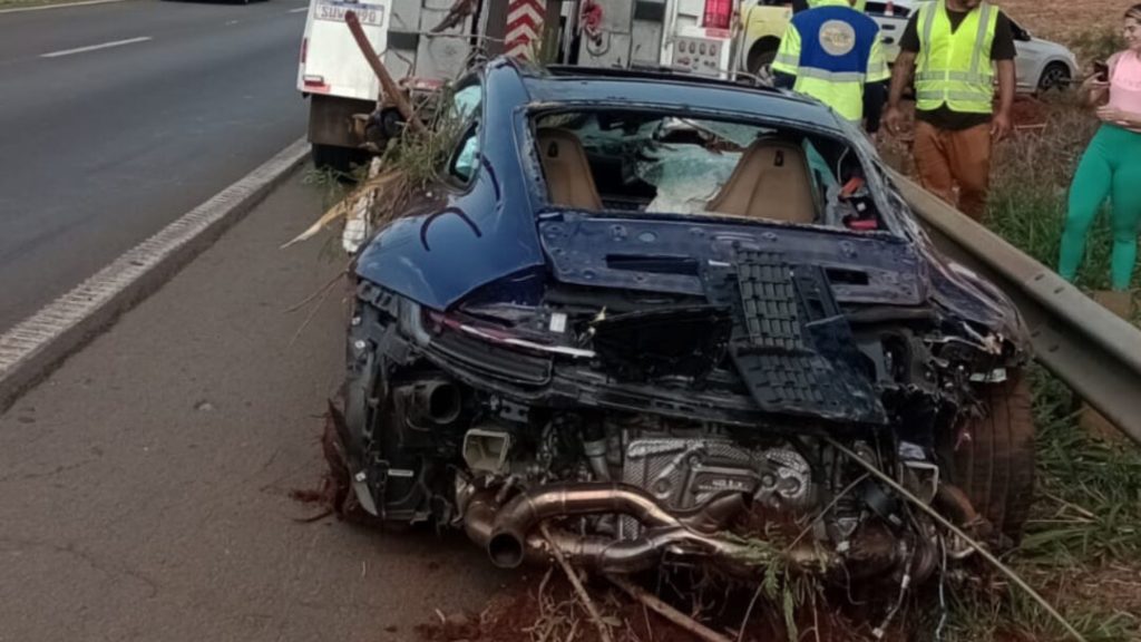 Motorista perde controle de Porsche na SP-304, atravessa canteiro e cai no mato; noiva nega ‘racha’