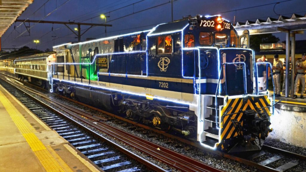 Trem iluminado e show de Derico chegam à região no projeto ‘Rumo ao Natal’