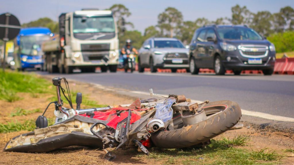Motociclista fica ferida após acidente em trecho com obras na Rodovia Geraldo de Barros, em Piracicaba