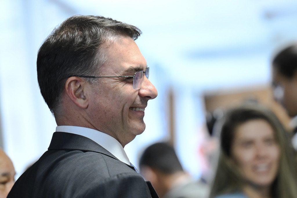 Flávio Bolsonaro confirma candidatura ao Planalto em 2026 após escolha do pai