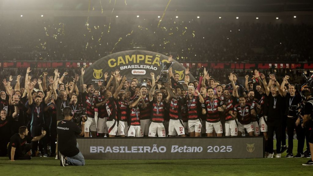 Flamengo vence Ceará e se consagra campeão brasileiro de 2025