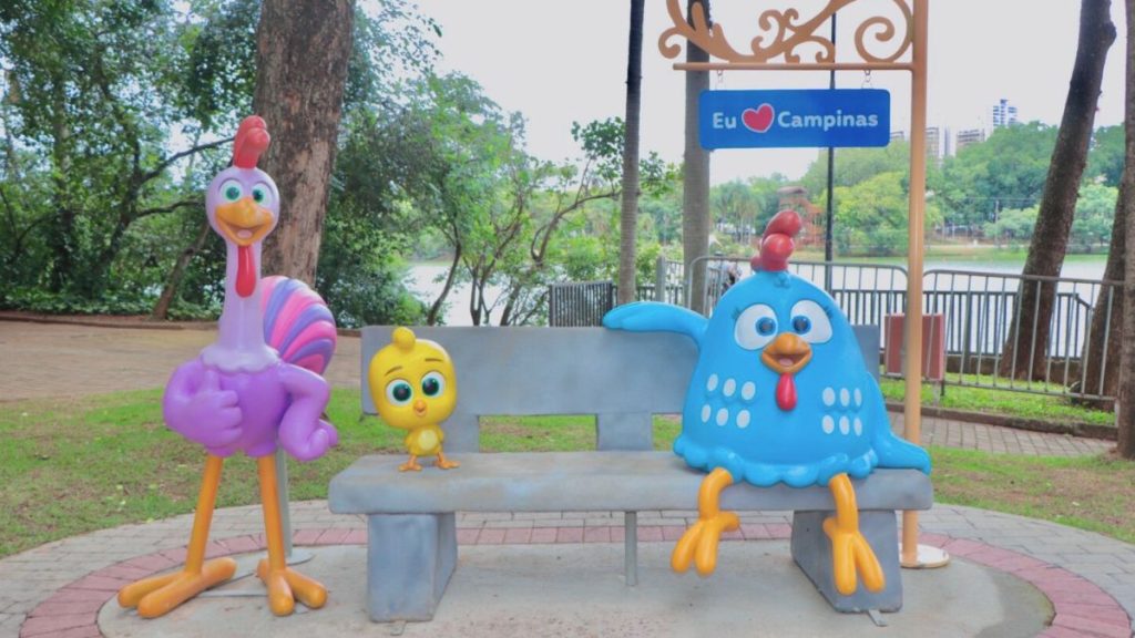 Após ato de vandalismo, estátua da Galinha Pintadinha retorna ao Parque Taquaral