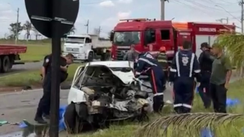 Motorista fica ferido após perder o controle de picape e bater em caminhão em Paulínia
