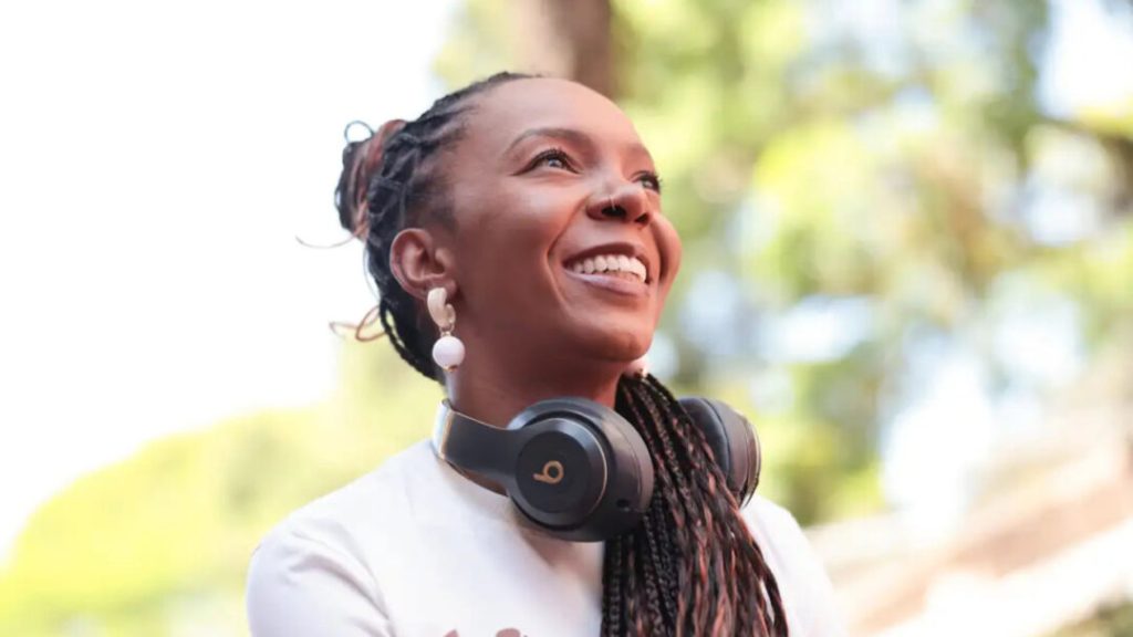 Ativista que quer “calçar o mundo” já distribuiu 60 mil chinelos