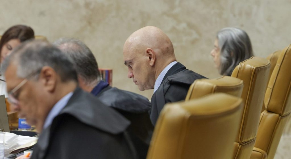 Moraes recua e permite que Bolsonaro realize exames após queda