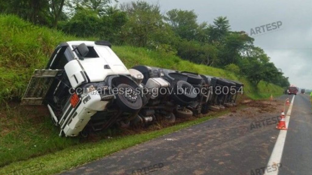 Caminhão-tanque tomba na Rodovia dos Bandeirantes em Sumaré e interdita faixa no sentido interior