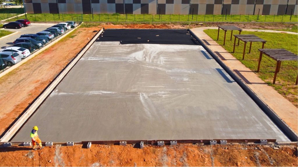 Campo de futebol society no Paço Municipal de Hortolândia recebe concretagem